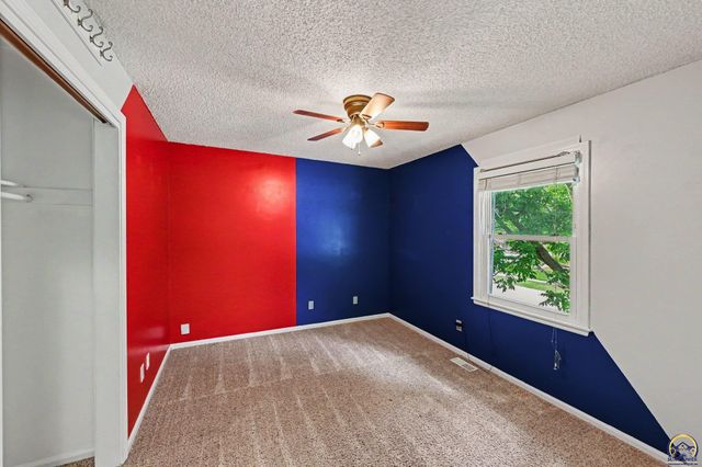 2500 SW Gainsboro RD, Topeka, KS 66614