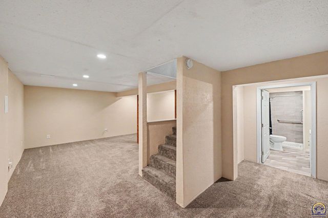 2500 SW Gainsboro RD, Topeka, KS 66614