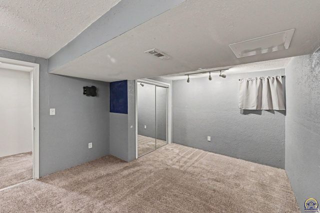 2500 SW Gainsboro RD, Topeka, KS 66614