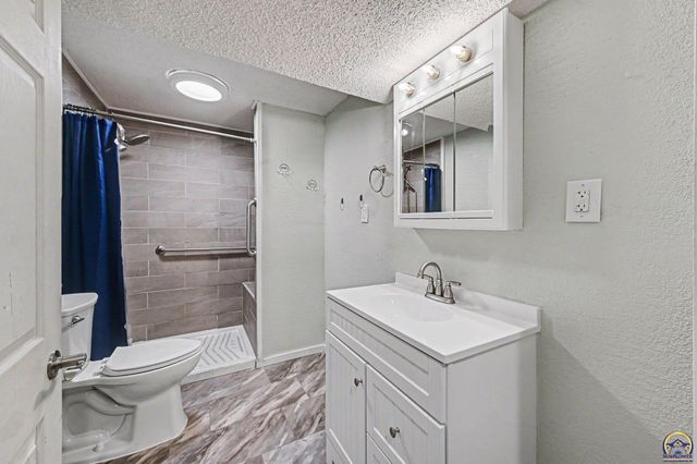 2500 SW Gainsboro RD, Topeka, KS 66614