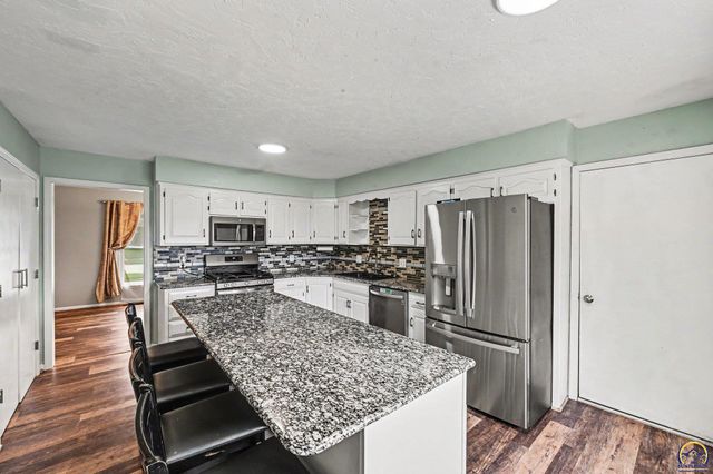 2500 SW Gainsboro RD, Topeka, KS 66614