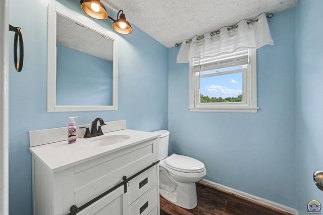 2500 SW Gainsboro RD, Topeka, KS 66614