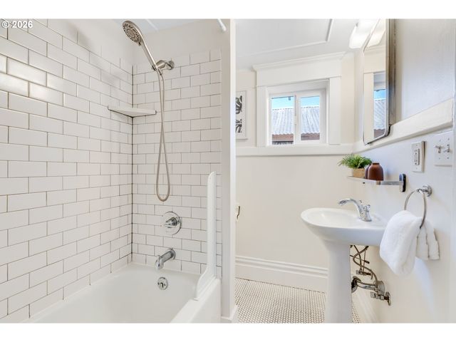 5245 Ne 20TH Ave, Portland, OR 97211