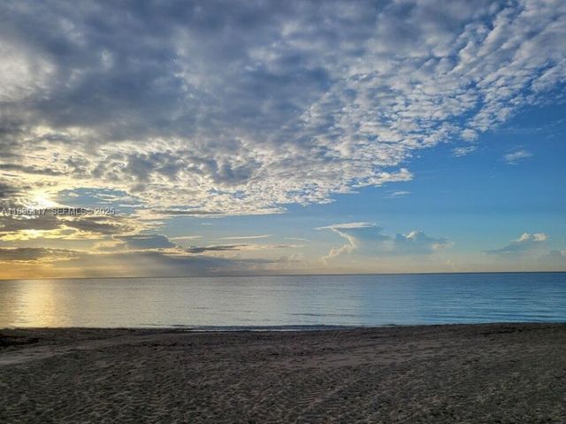 1147 Hillsboro Mile 605, Hillsboro Beach, FL 33062