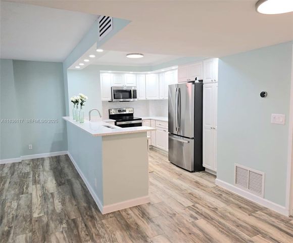 1147 Hillsboro Mile 605, Hillsboro Beach, FL 33062