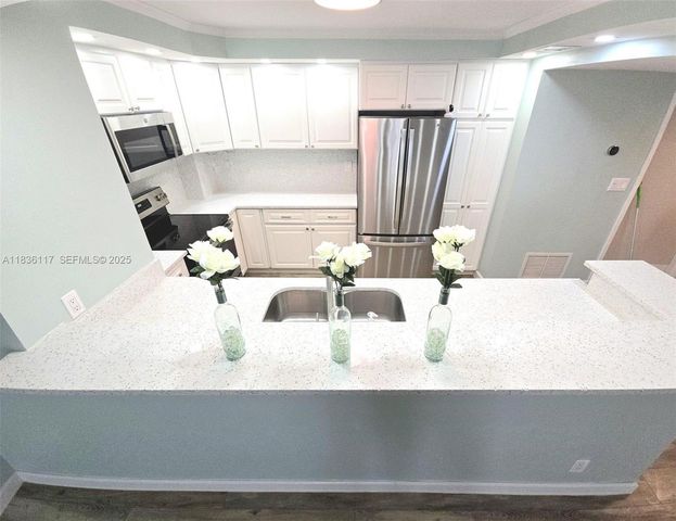 1147 Hillsboro Mile 605, Hillsboro Beach, FL 33062