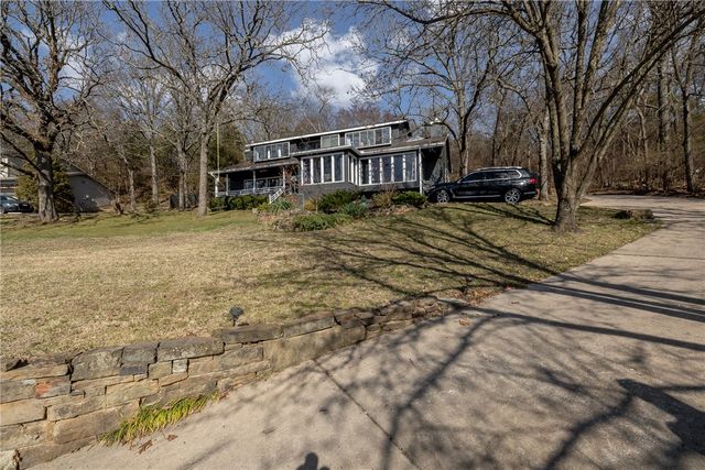 585 N Rockcliff Road, Fayetteville, AR 72701