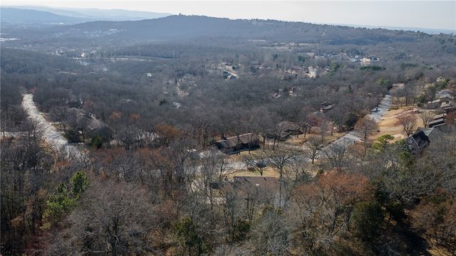 585 N Rockcliff Road, Fayetteville, AR 72701