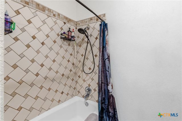 1058 E Weinert Street, Seguin, TX 78155