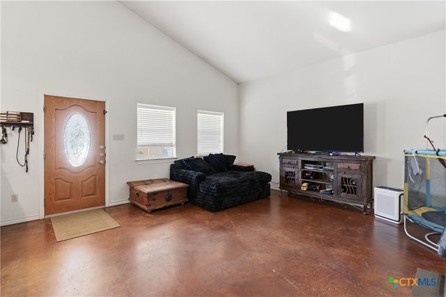 1058 E Weinert Street, Seguin, TX 78155