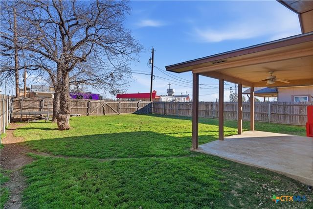1058 E Weinert Street, Seguin, TX 78155