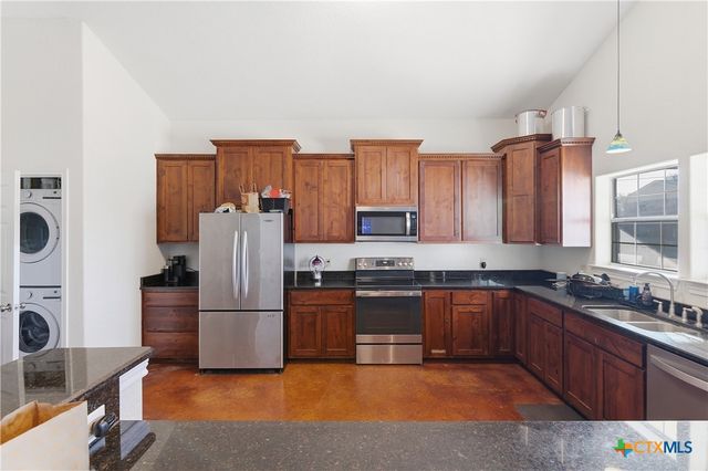 1058 E Weinert Street, Seguin, TX 78155