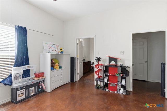 1058 E Weinert Street, Seguin, TX 78155