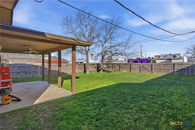 1058 E Weinert Street, Seguin, TX 78155