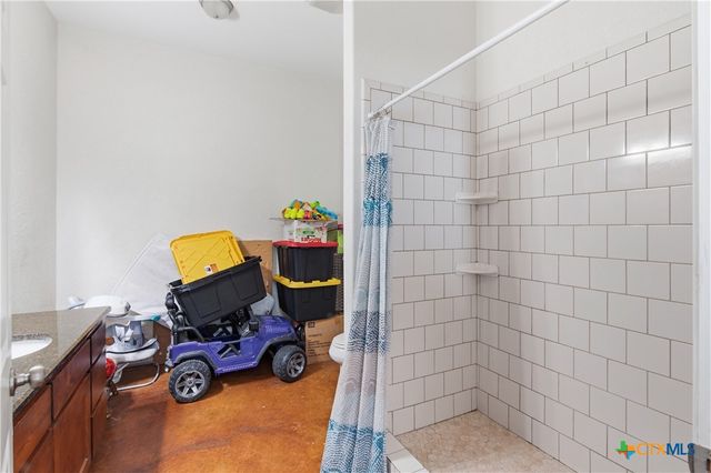 1058 E Weinert Street, Seguin, TX 78155