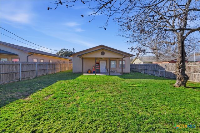1058 E Weinert Street, Seguin, TX 78155