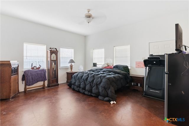 1058 E Weinert Street, Seguin, TX 78155