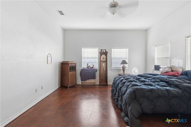 1058 E Weinert Street, Seguin, TX 78155