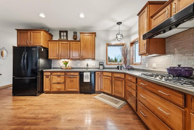 W360N7572 Thomas DRIVE, Oconomowoc, WI 53066