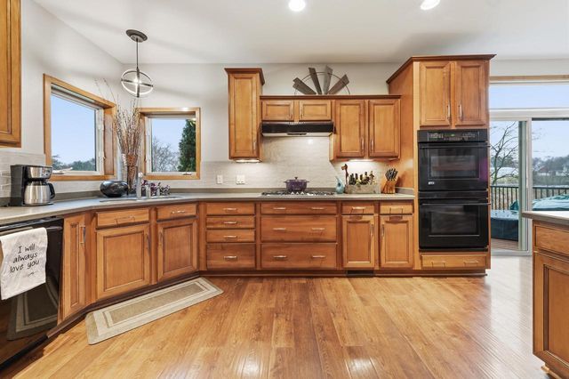 W360N7572 Thomas DRIVE, Oconomowoc, WI 53066