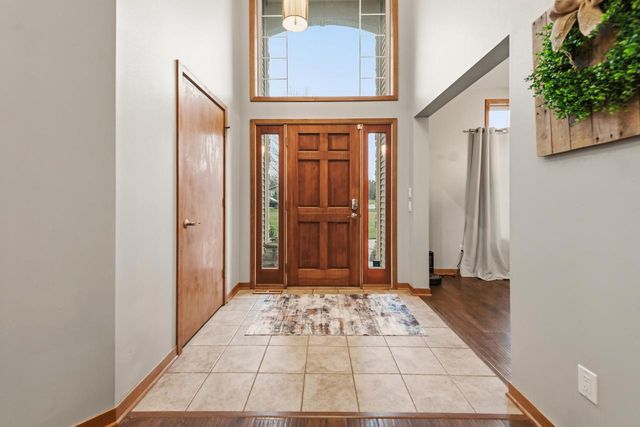 W360N7572 Thomas DRIVE, Oconomowoc, WI 53066