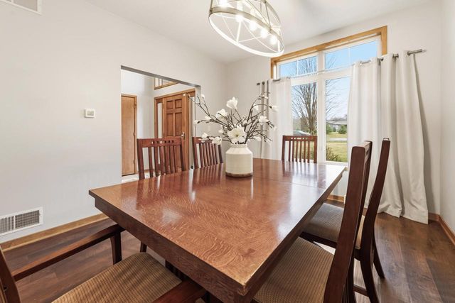 W360N7572 Thomas DRIVE, Oconomowoc, WI 53066