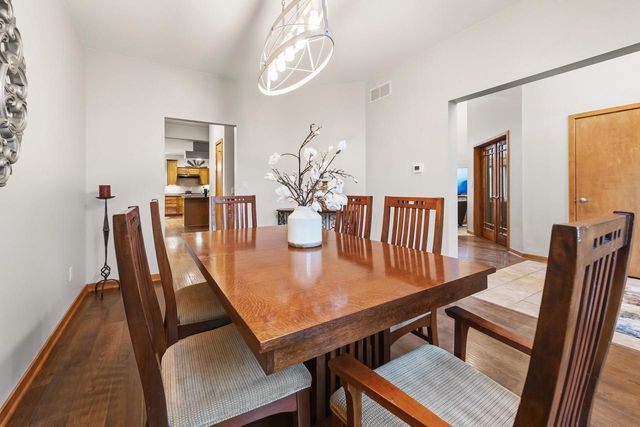 W360N7572 Thomas DRIVE, Oconomowoc, WI 53066