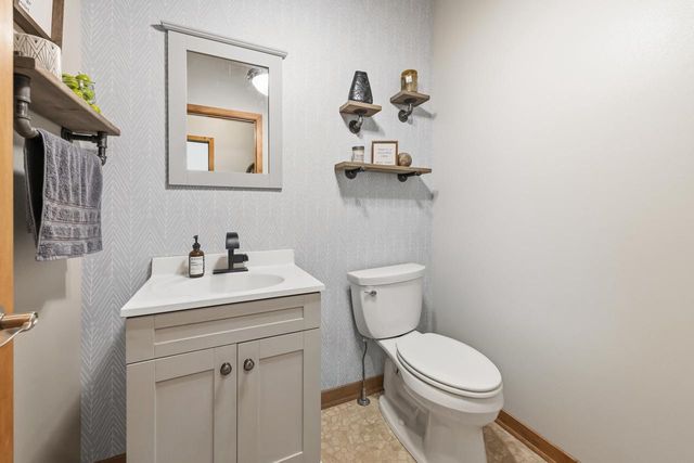 W360N7572 Thomas DRIVE, Oconomowoc, WI 53066