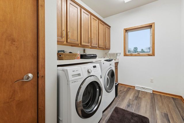 W360N7572 Thomas DRIVE, Oconomowoc, WI 53066