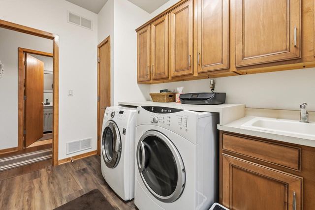 W360N7572 Thomas DRIVE, Oconomowoc, WI 53066