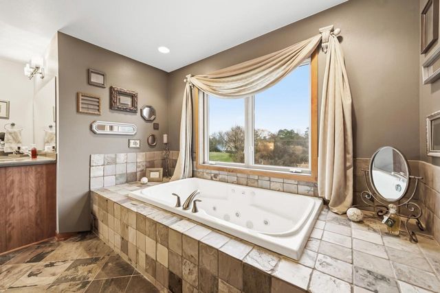 W360N7572 Thomas DRIVE, Oconomowoc, WI 53066