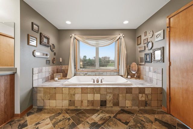 W360N7572 Thomas DRIVE, Oconomowoc, WI 53066