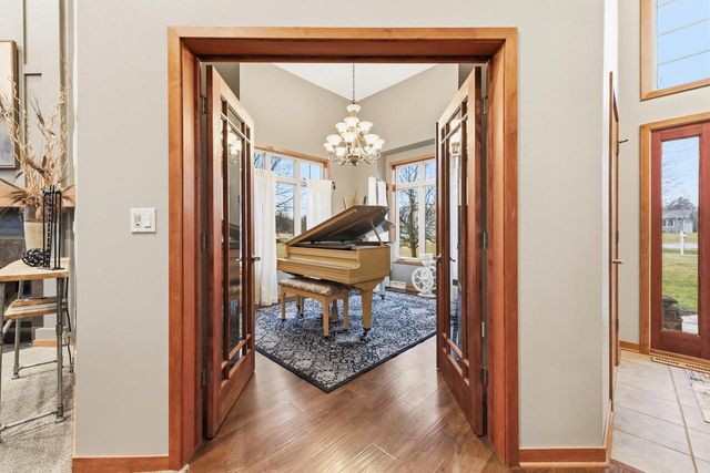 W360N7572 Thomas DRIVE, Oconomowoc, WI 53066