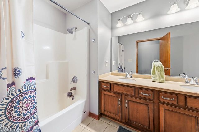 W360N7572 Thomas DRIVE, Oconomowoc, WI 53066