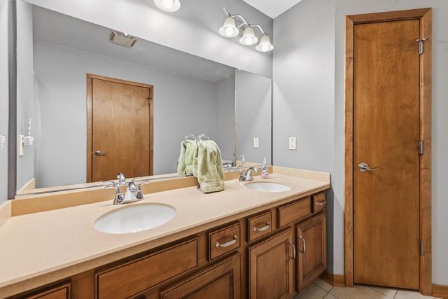 W360N7572 Thomas DRIVE, Oconomowoc, WI 53066