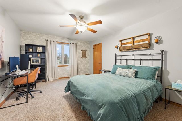 W360N7572 Thomas DRIVE, Oconomowoc, WI 53066
