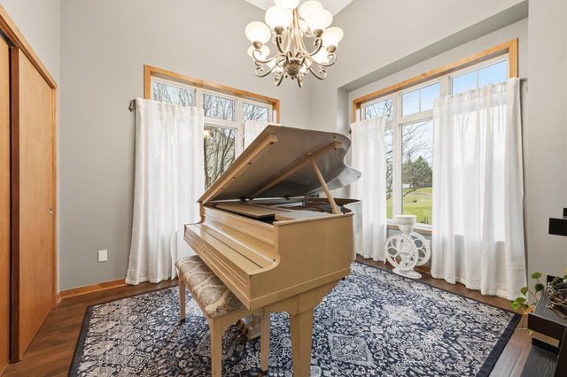 W360N7572 Thomas DRIVE, Oconomowoc, WI 53066