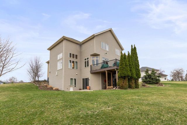 W360N7572 Thomas DRIVE, Oconomowoc, WI 53066