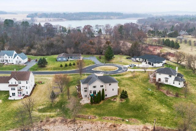 W360N7572 Thomas DRIVE, Oconomowoc, WI 53066