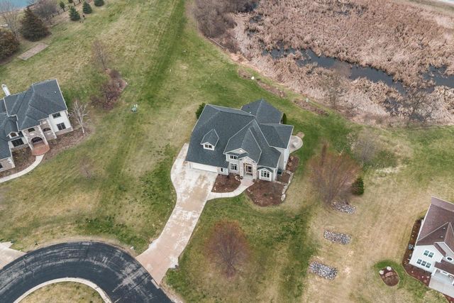 W360N7572 Thomas DRIVE, Oconomowoc, WI 53066