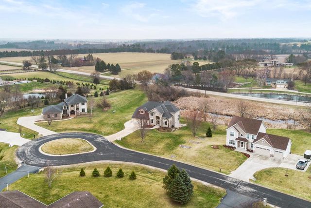 W360N7572 Thomas DRIVE, Oconomowoc, WI 53066