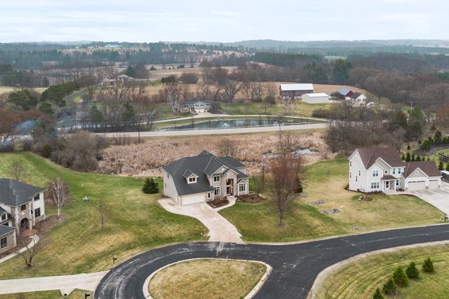 W360N7572 Thomas DRIVE, Oconomowoc, WI 53066