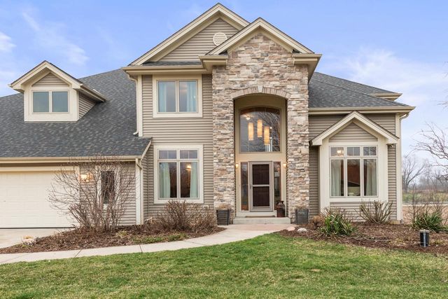 W360N7572 Thomas DRIVE, Oconomowoc, WI 53066