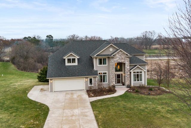 W360N7572 Thomas DRIVE, Oconomowoc, WI 53066