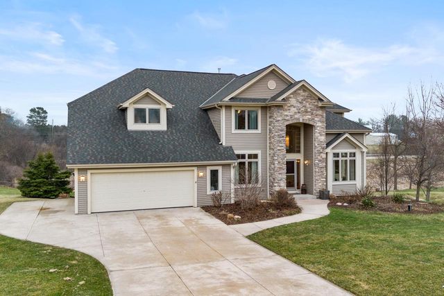 W360N7572 Thomas DRIVE, Oconomowoc, WI 53066