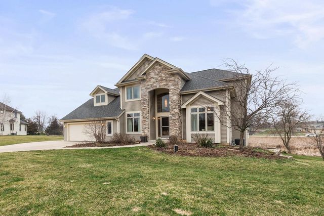 W360N7572 Thomas DRIVE, Oconomowoc, WI 53066