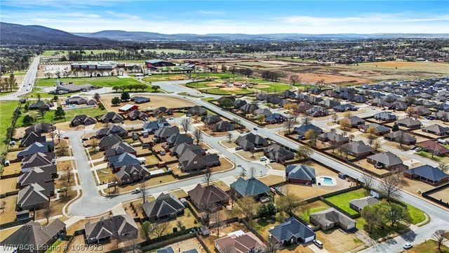 124 Signature Drive, Farmington, AR 72730