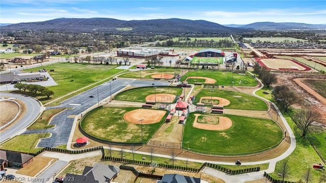 124 Signature Drive, Farmington, AR 72730
