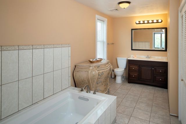 67 Newport Rd, Hull, MA 02045