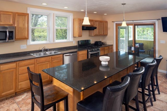 67 Newport Rd, Hull, MA 02045